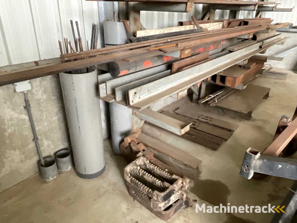 Kragarmregal mit Metallschäften