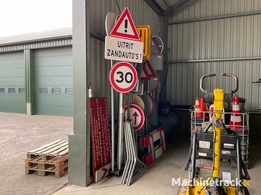 Charge von Verkehrsschildern