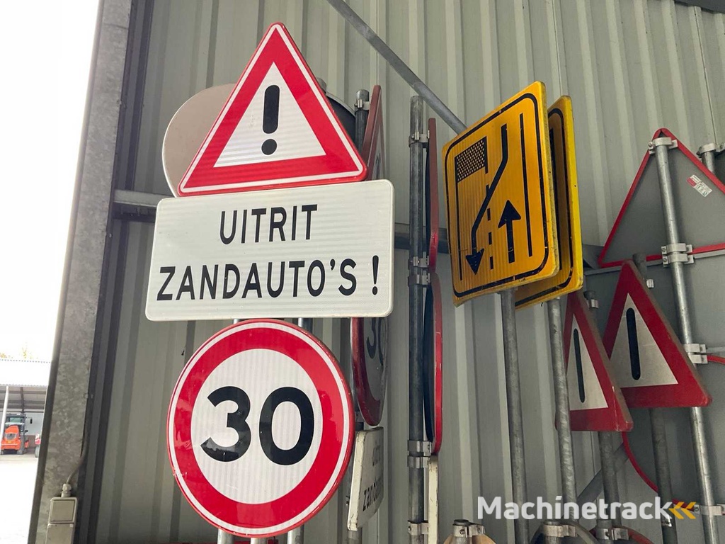 Charge von Verkehrsschildern