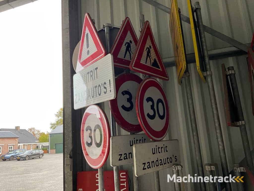 Charge von Verkehrsschildern