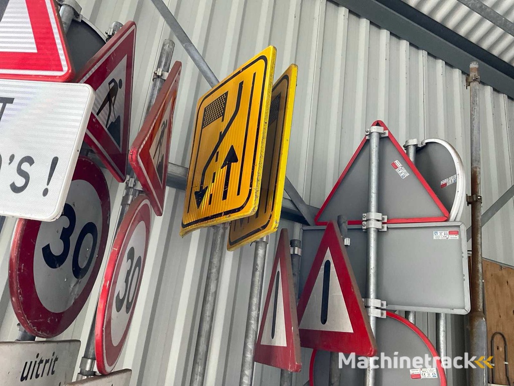 Charge von Verkehrsschildern