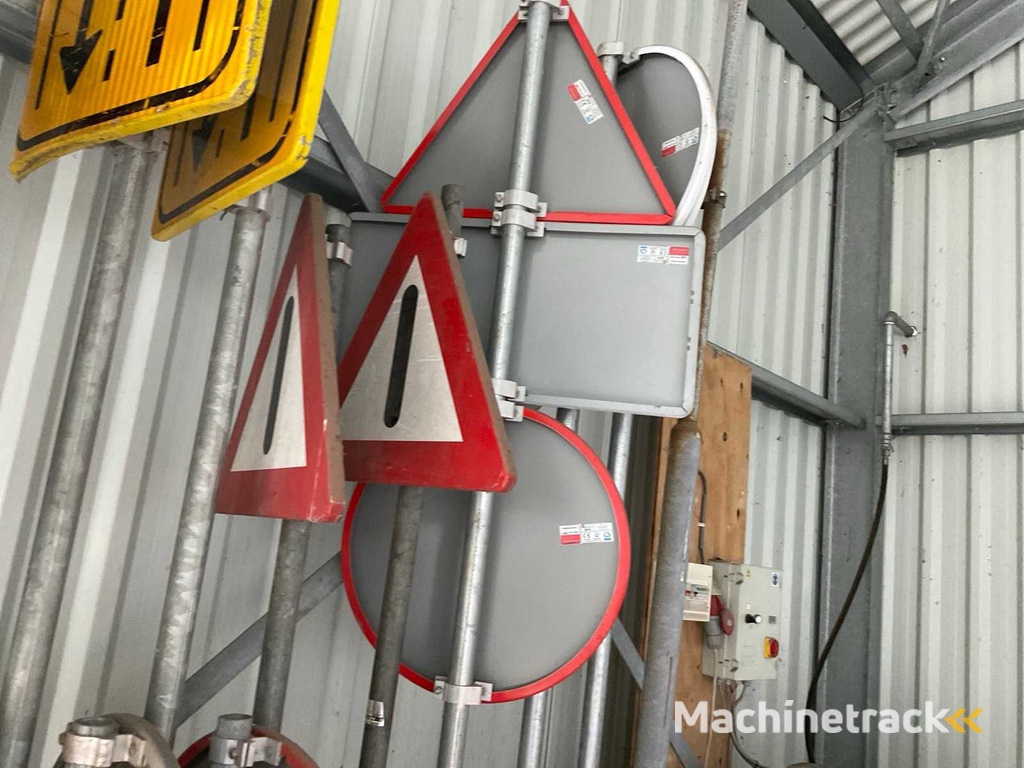 Charge von Verkehrsschildern