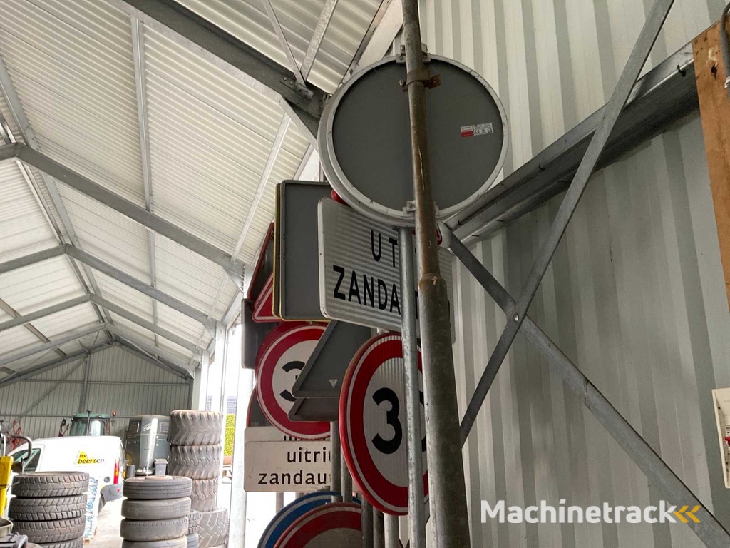 Charge von Verkehrsschildern