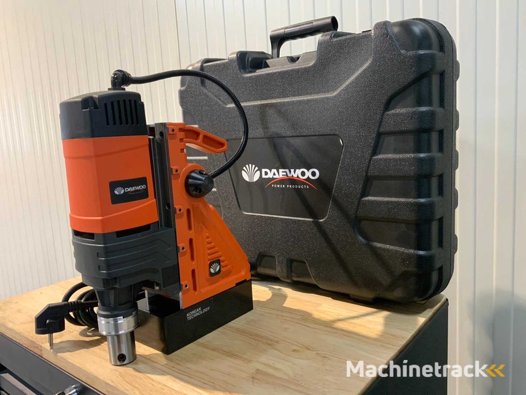Daewoo - DAMD1600 - Magnetic drill in case
