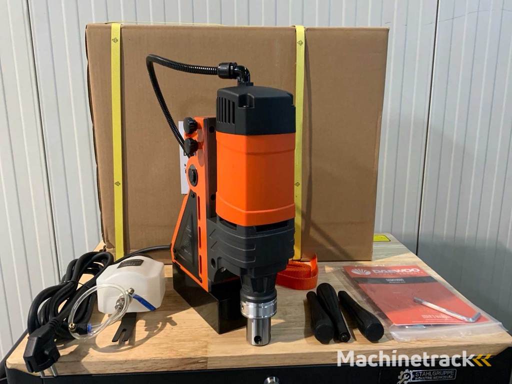 Daewoo - DAMD1600 - Magnetic drill in case