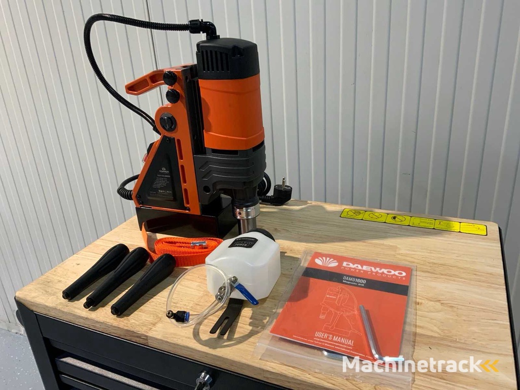 Daewoo - DAMD1600 - Magnetic drill in case
