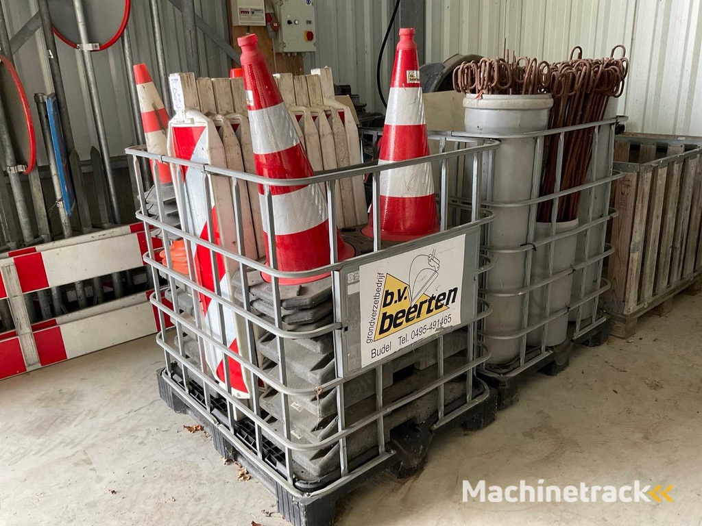 Batch of marker boards, cones and net with fastening hooks