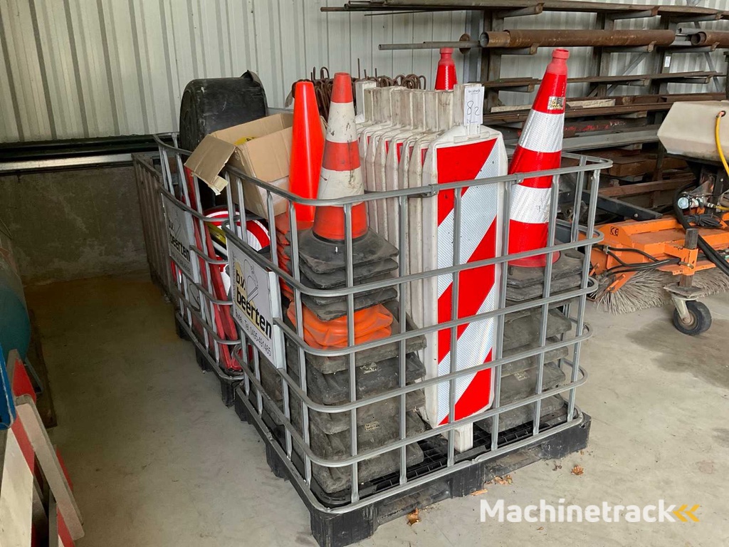 Batch of marker boards, cones and net with fastening hooks