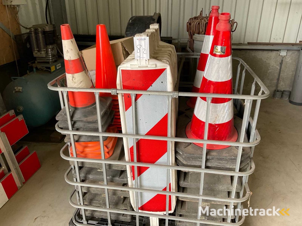 Batch of marker boards, cones and net with fastening hooks