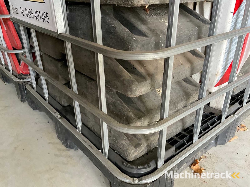 Batch of marker boards, cones and net with fastening hooks