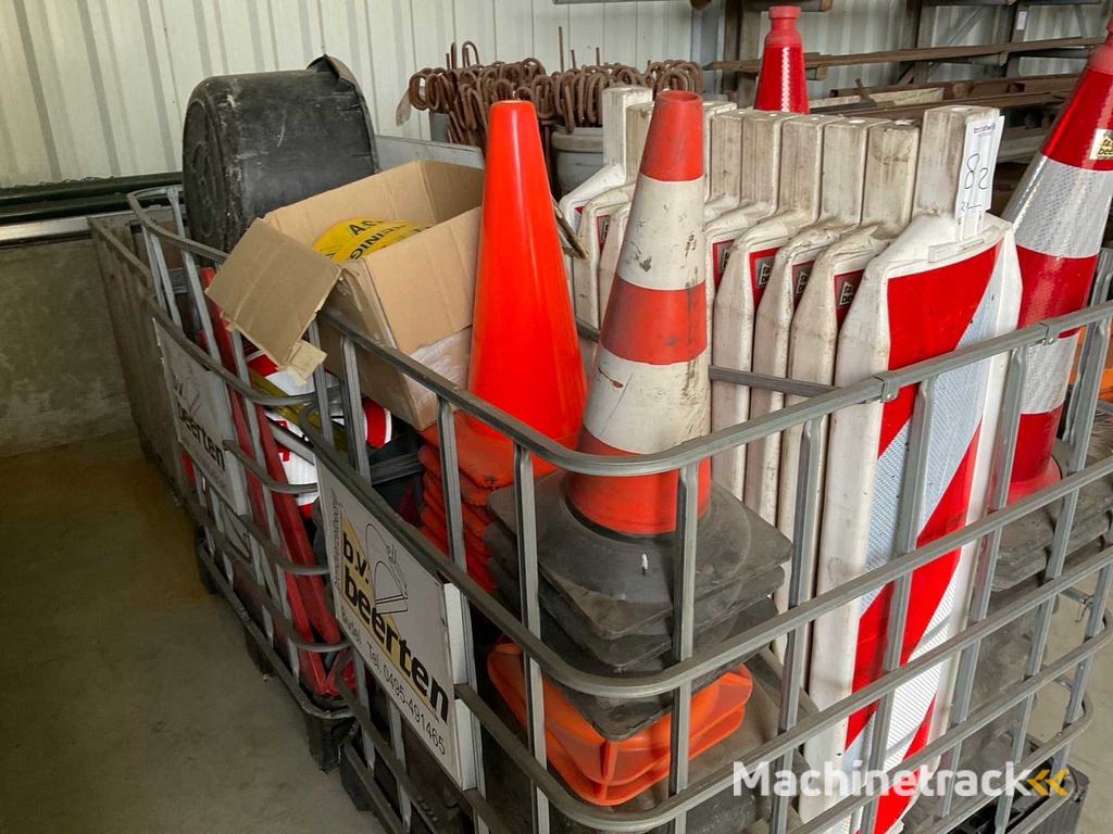 Batch of marker boards, cones and net with fastening hooks