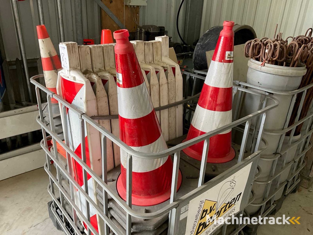 Batch of marker boards, cones and net with fastening hooks