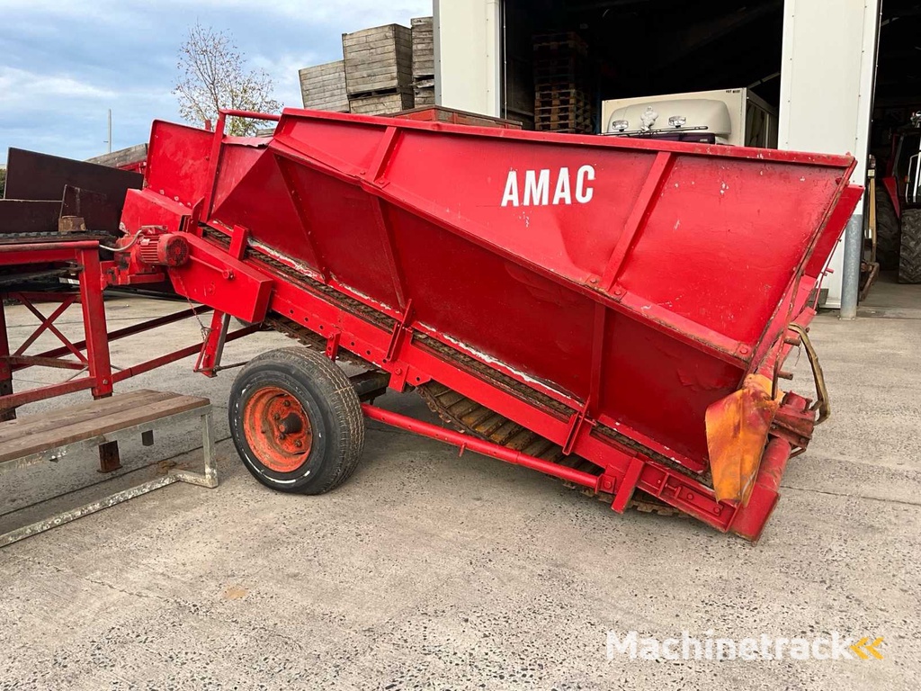 Amac Annahmetrichter mit Förderband und Sortiertisch