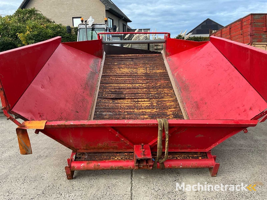 Amac Annahmetrichter mit Förderband und Sortiertisch