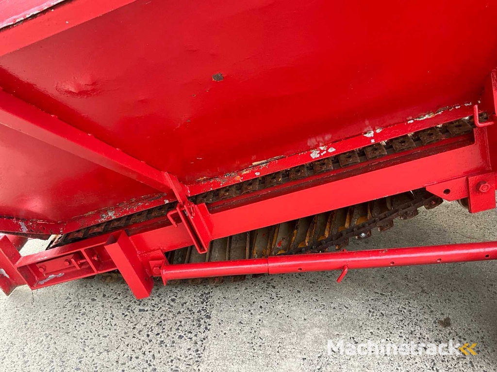 Amac Annahmetrichter mit Förderband und Sortiertisch