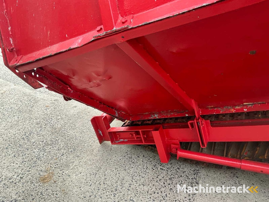 Amac Annahmetrichter mit Förderband und Sortiertisch