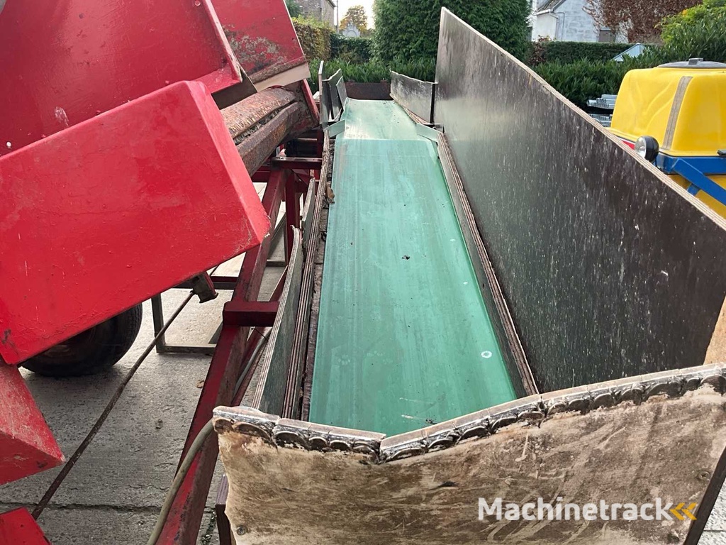 Amac Annahmetrichter mit Förderband und Sortiertisch