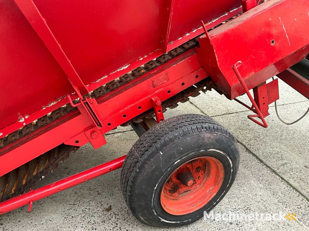 Amac Annahmetrichter mit Förderband und Sortiertisch