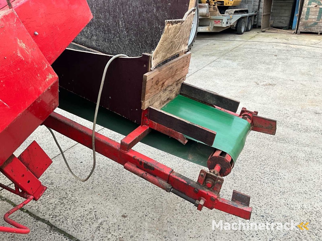 Amac Annahmetrichter mit Förderband und Sortiertisch