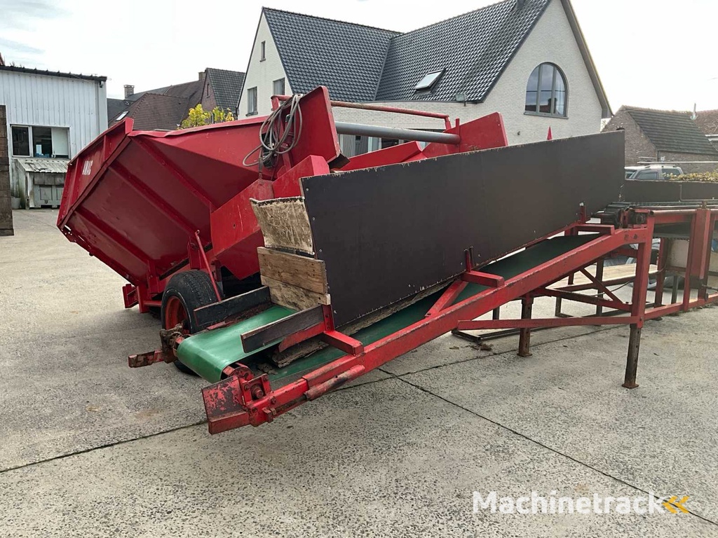 Amac Annahmetrichter mit Förderband und Sortiertisch