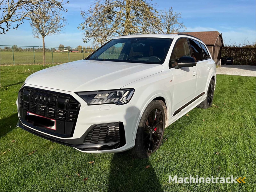2023 Audi Q7 60 TFSI e Car