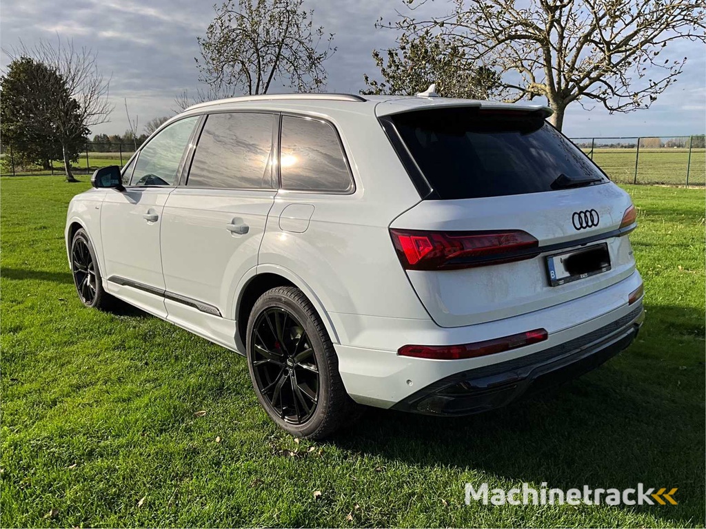 2023 Audi Q7 60 TFSI e Car