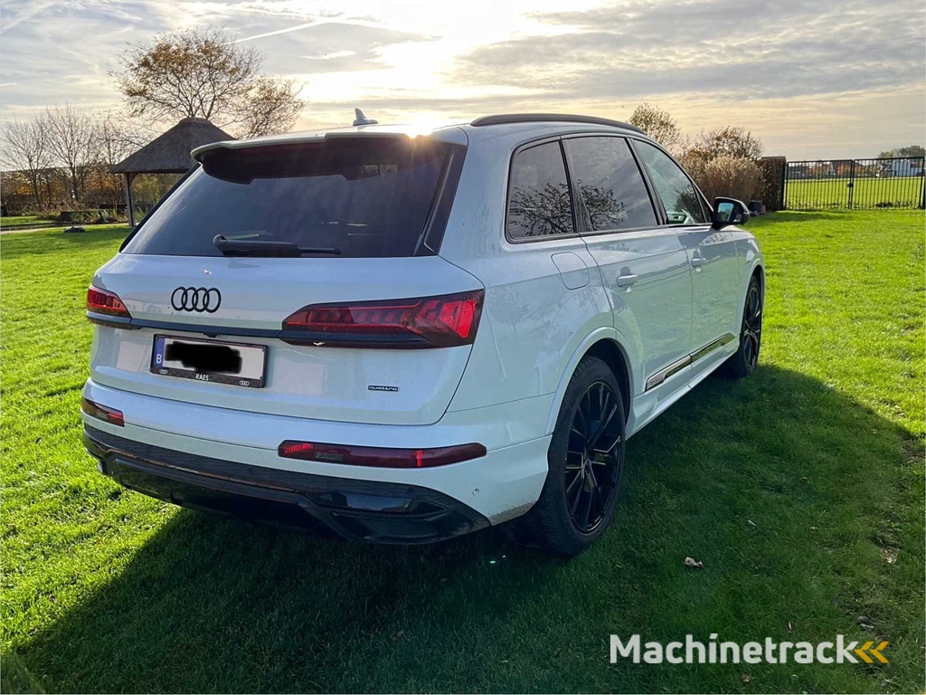 2023 Audi Q7 60 TFSI e Car