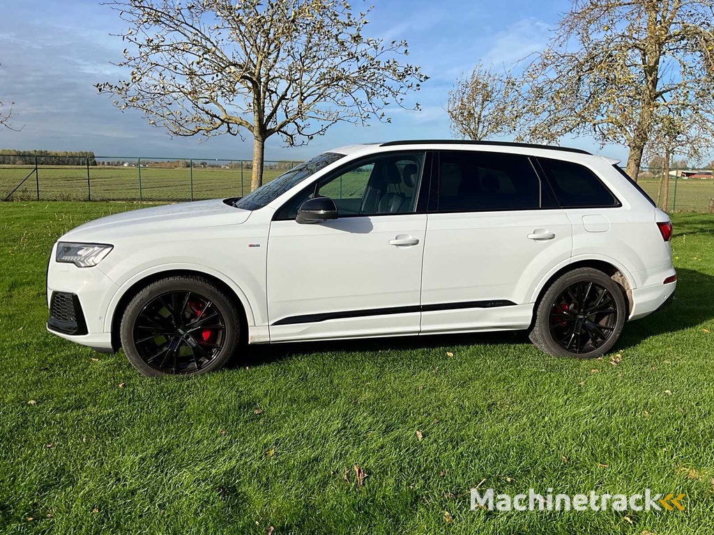 2023 Audi Q7 60 TFSI e Car