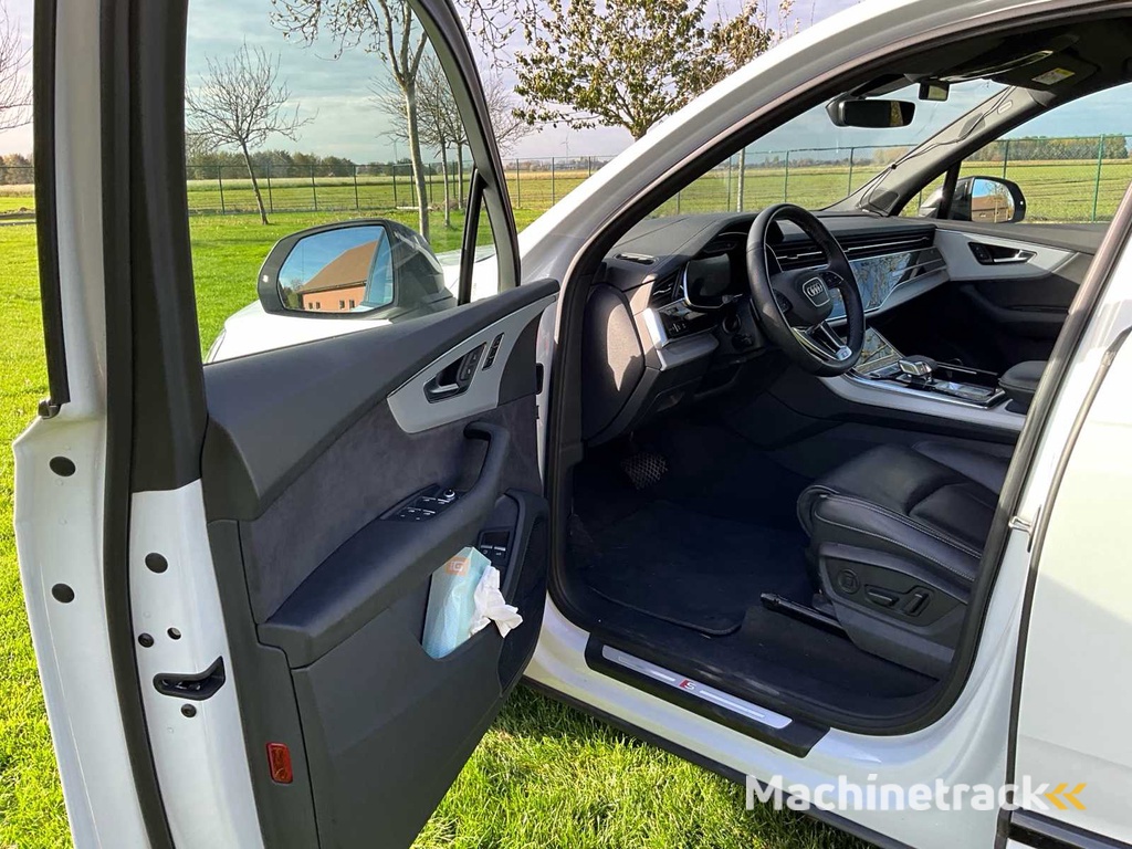 2023 Audi Q7 60 TFSI e Car