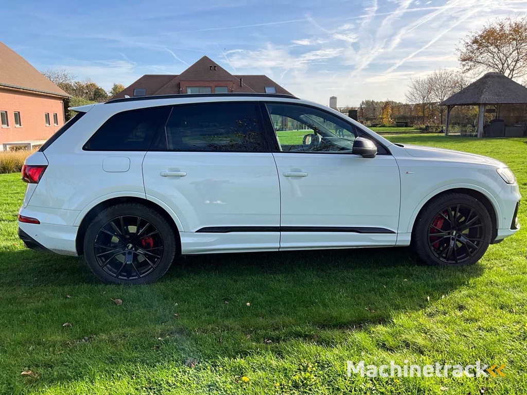 2023 Audi Q7 60 TFSI e Car