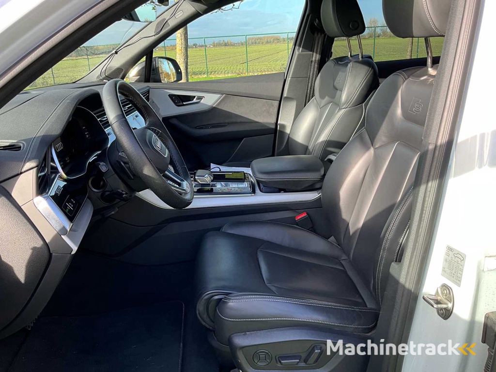 2023 Audi Q7 60 TFSI e Car