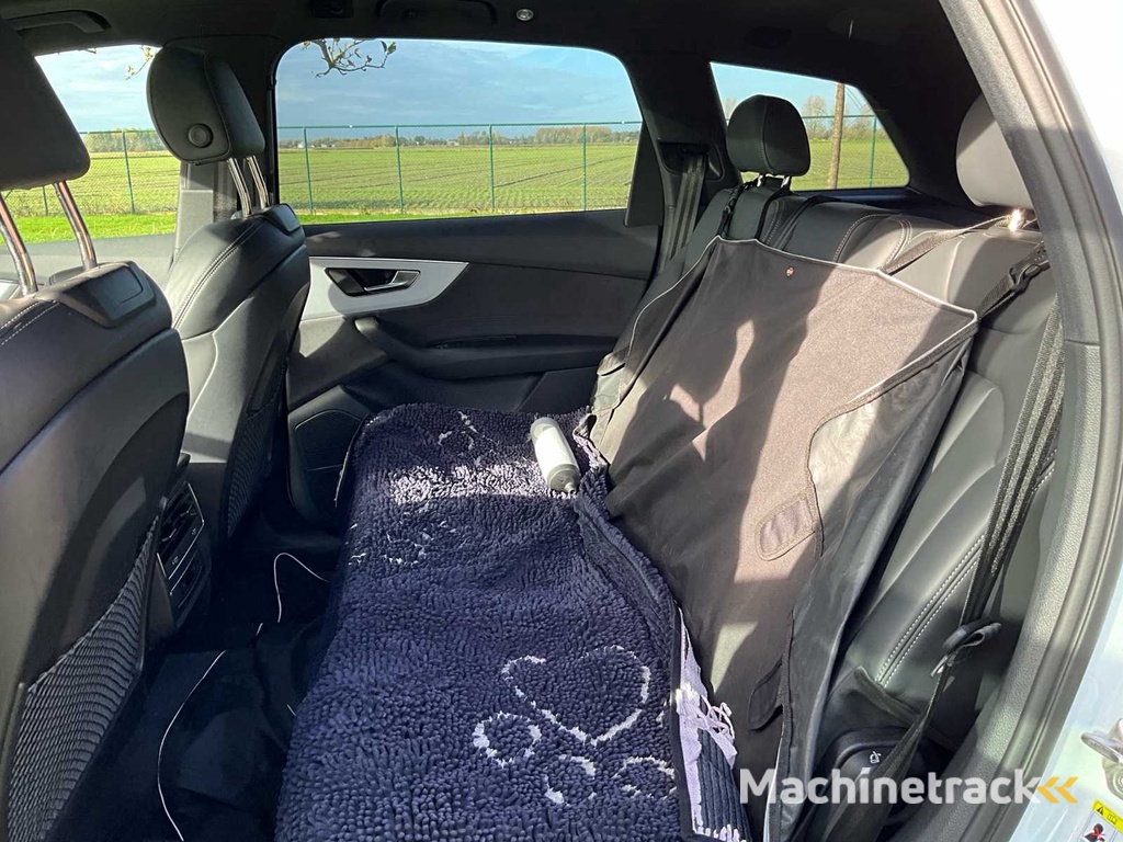 2023 Audi Q7 60 TFSI e Car