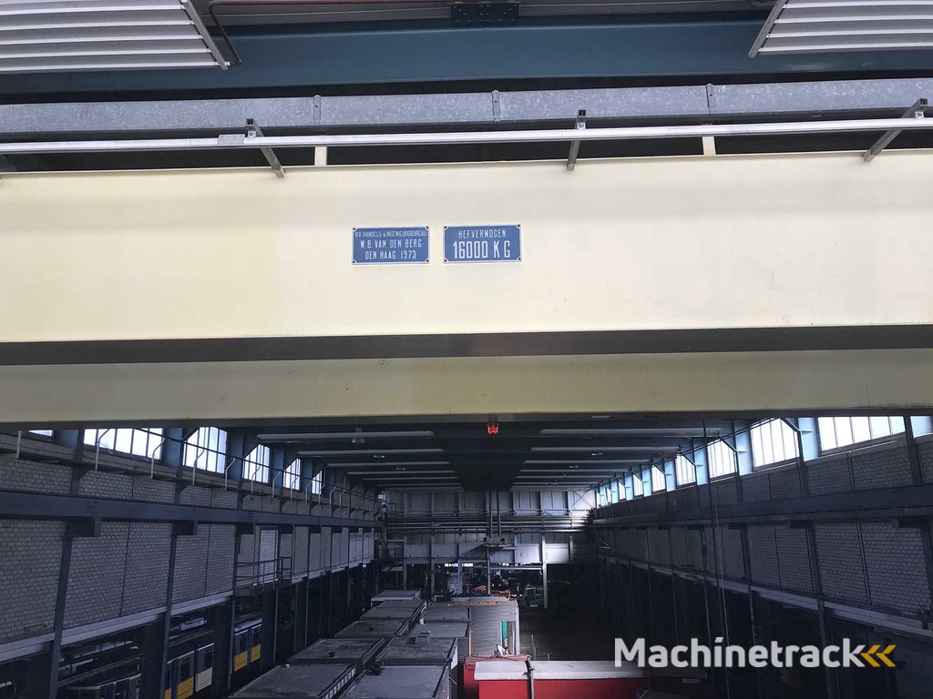 W. B van den Berg - 1973 - Dubbelligger Bovenloophalkraan (2x)