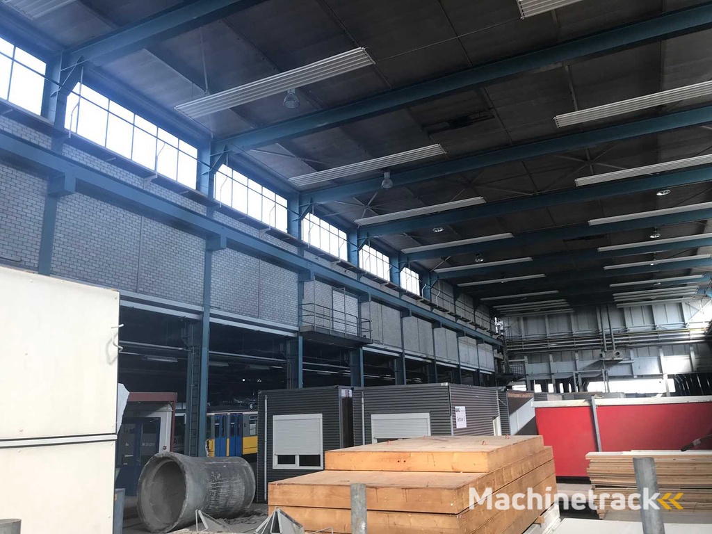 W. B van den Berg - 1973 - Dubbelligger Bovenloophalkraan (2x)