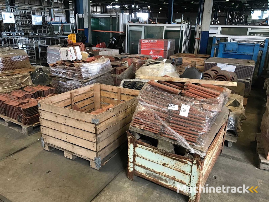 Dachziegel und Firstziegel (47x)