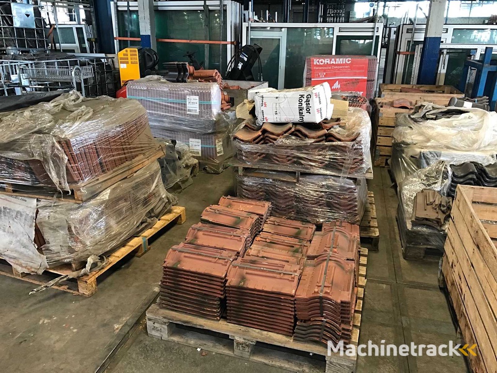 Dachziegel und Firstziegel (47x)