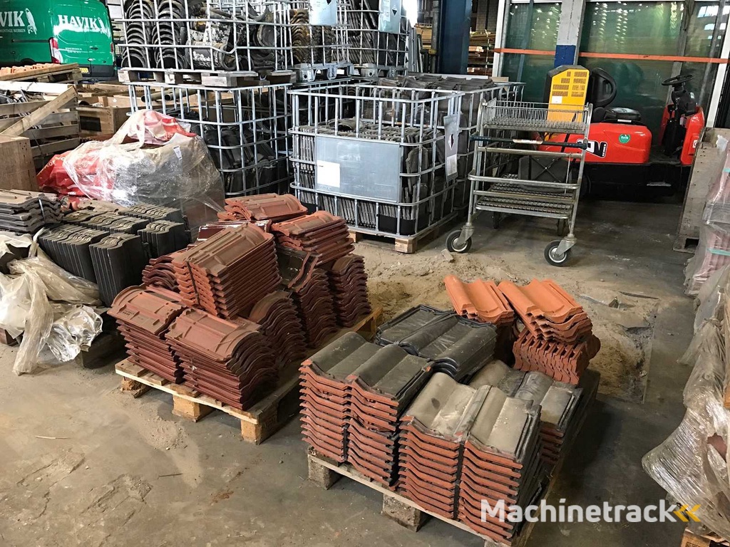 Dachziegel und Firstziegel (47x)