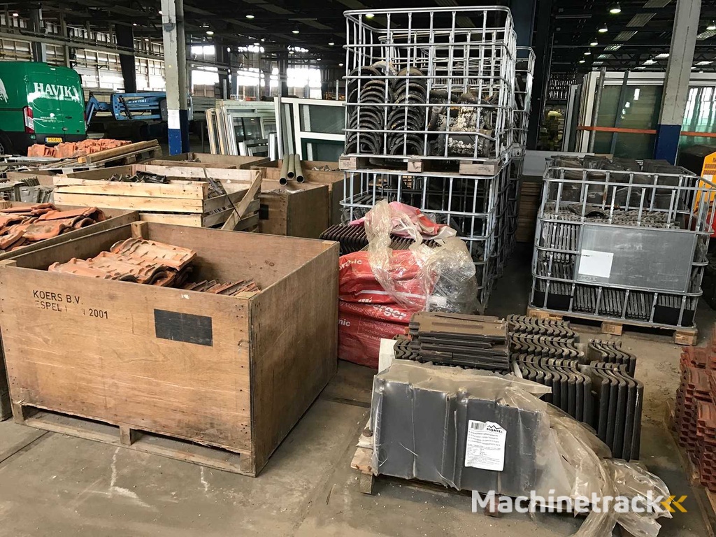 Dachziegel und Firstziegel (47x)