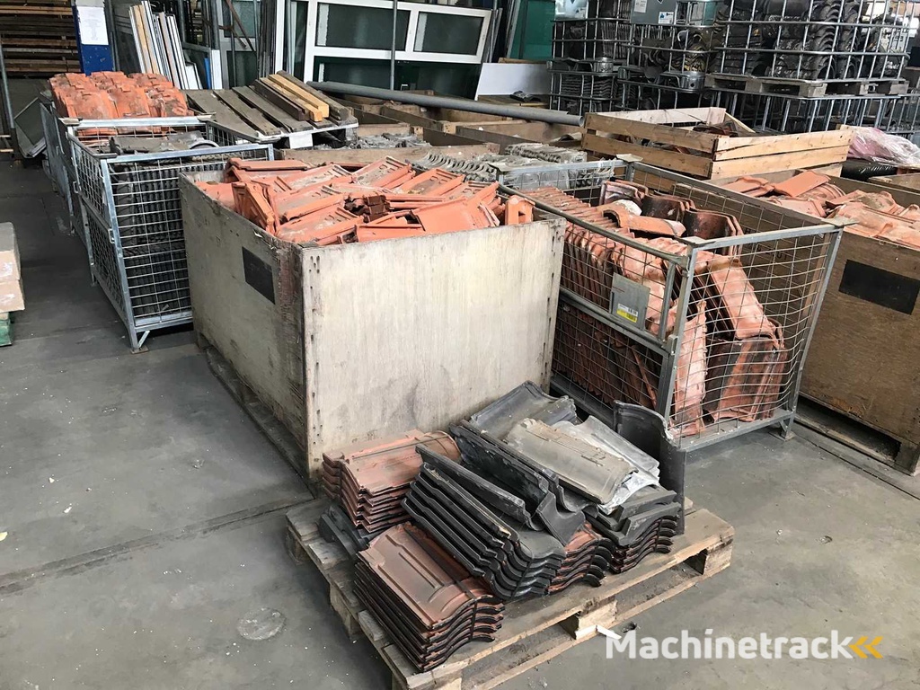 Dachziegel und Firstziegel (47x)