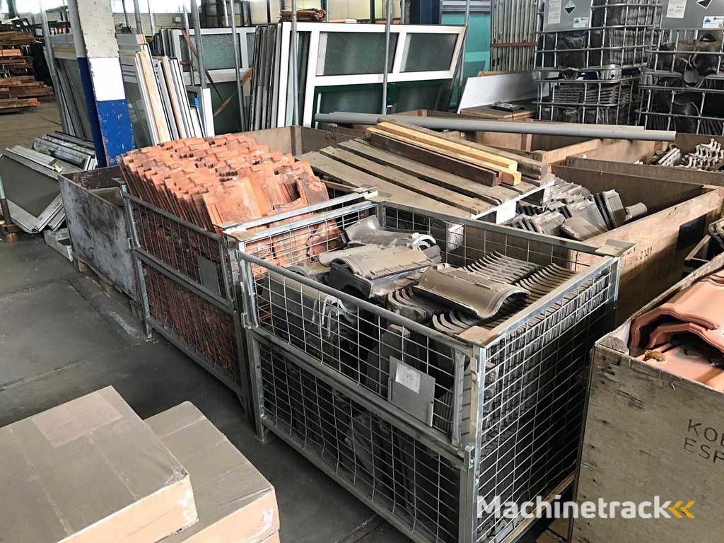 Dachziegel und Firstziegel (47x)