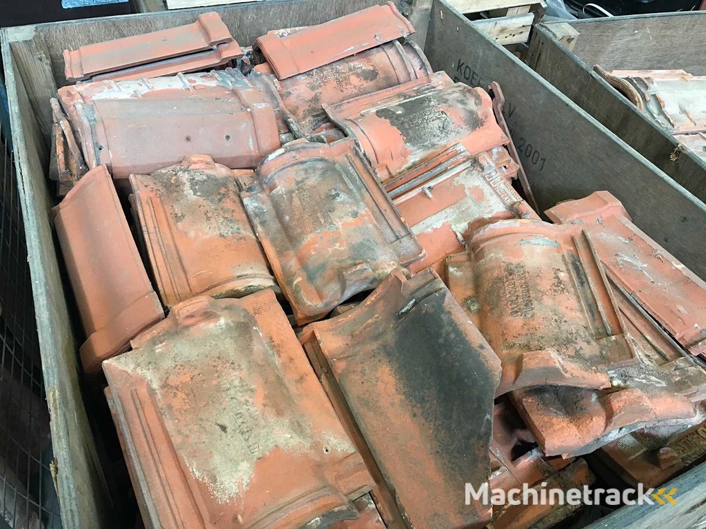 Dachziegel und Firstziegel (47x)