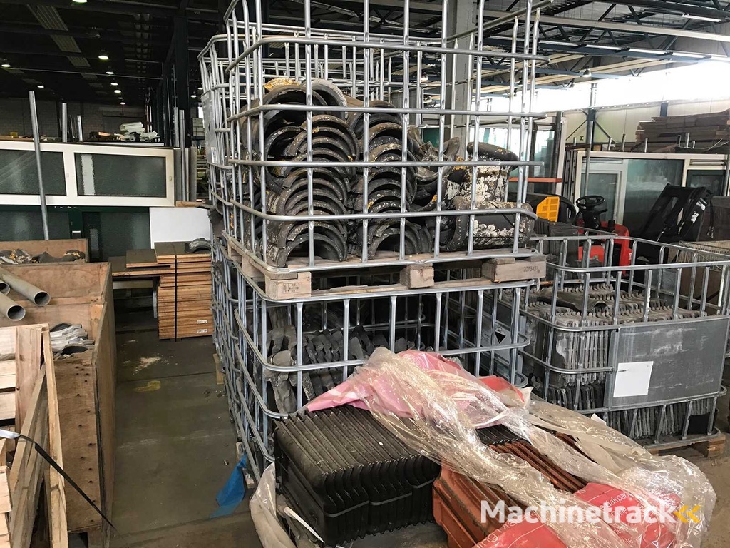 Dachziegel und Firstziegel (47x)