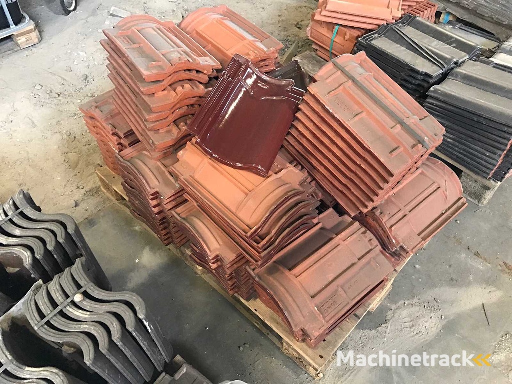 Dachziegel und Firstziegel (47x)