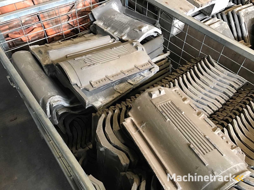 Dachziegel und Firstziegel (47x)