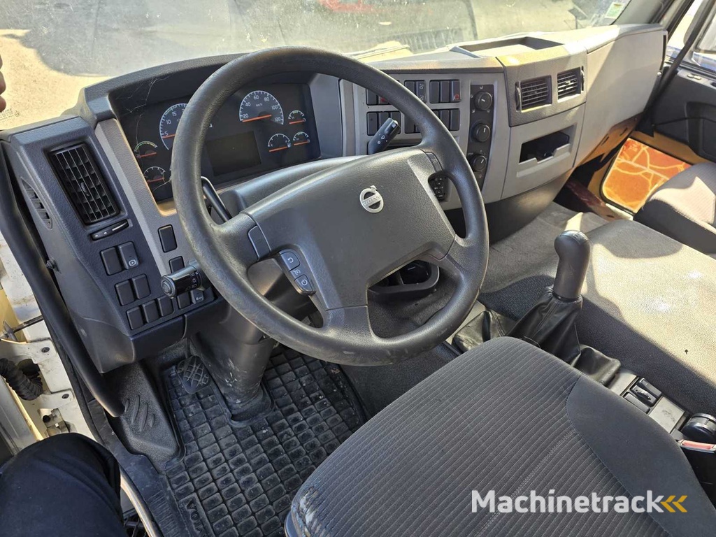 2010 Volvo FE260 - bakwagen met laadklep - 7.1L Diesel –  Airco