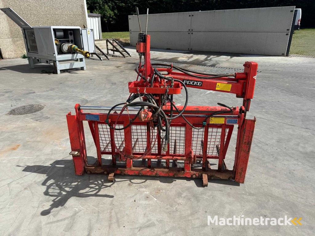 Kuhn - B1201 - Silage Cutters and Feeder - 1989