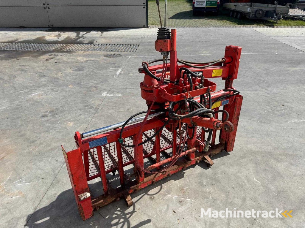 Kuhn - B1201 - Silage Cutters and Feeder - 1989