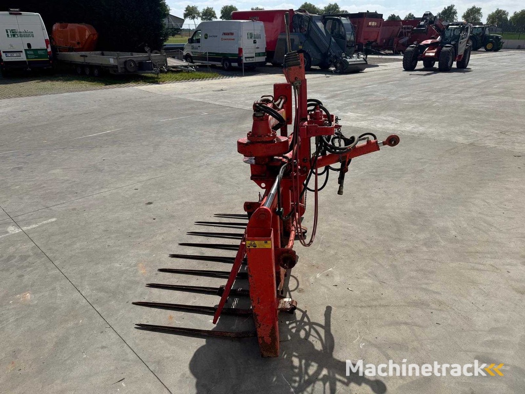 Kuhn - B1201 - Silage Cutters and Feeder - 1989