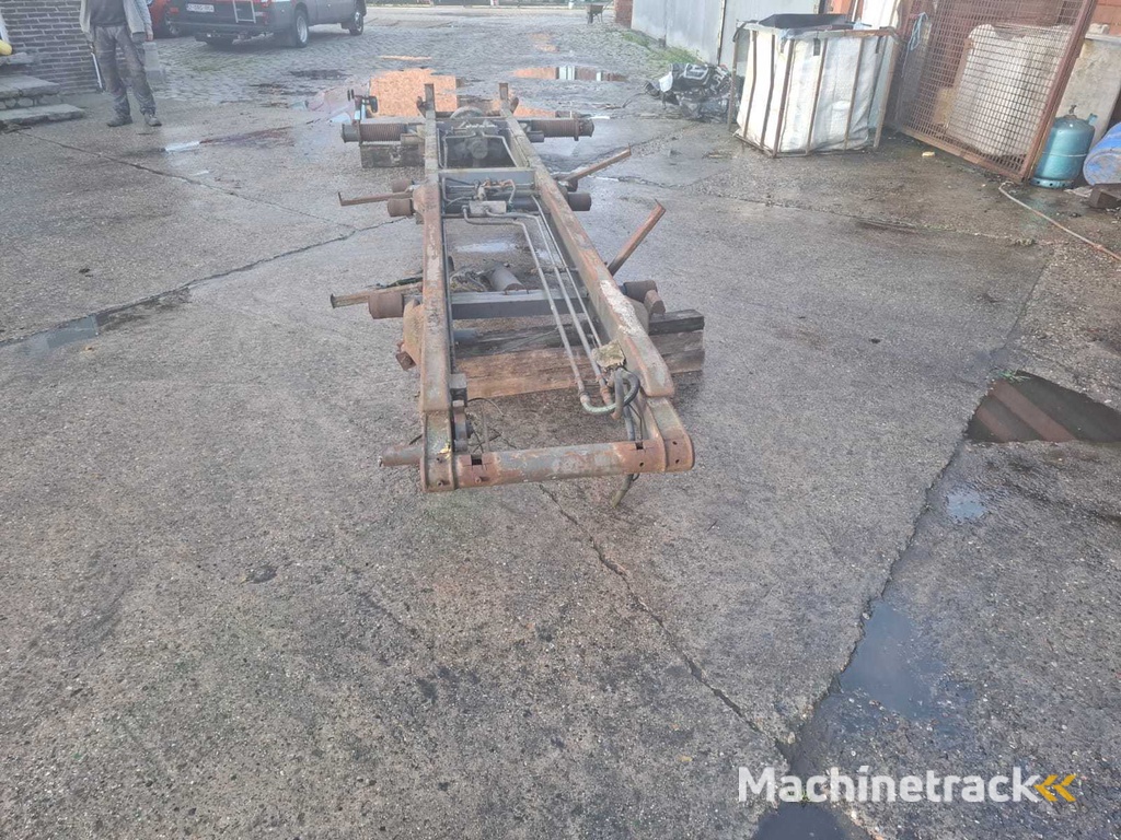 Tandem aschassis met hydraulisch systeem en aangedreven as