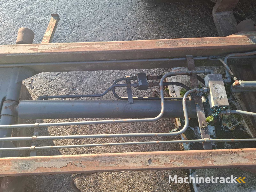 Tandem aschassis met hydraulisch systeem en aangedreven as